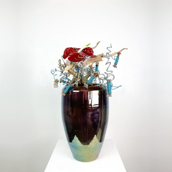 Vaso moback rami di nocciolo, provette e fiore di anthurium | Andrea Patrizi Flower Shop