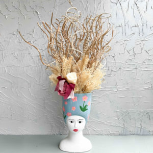 Rose ed essenze essiccate su vaso co volto di donna | Andrea Patrizi Flower Shop